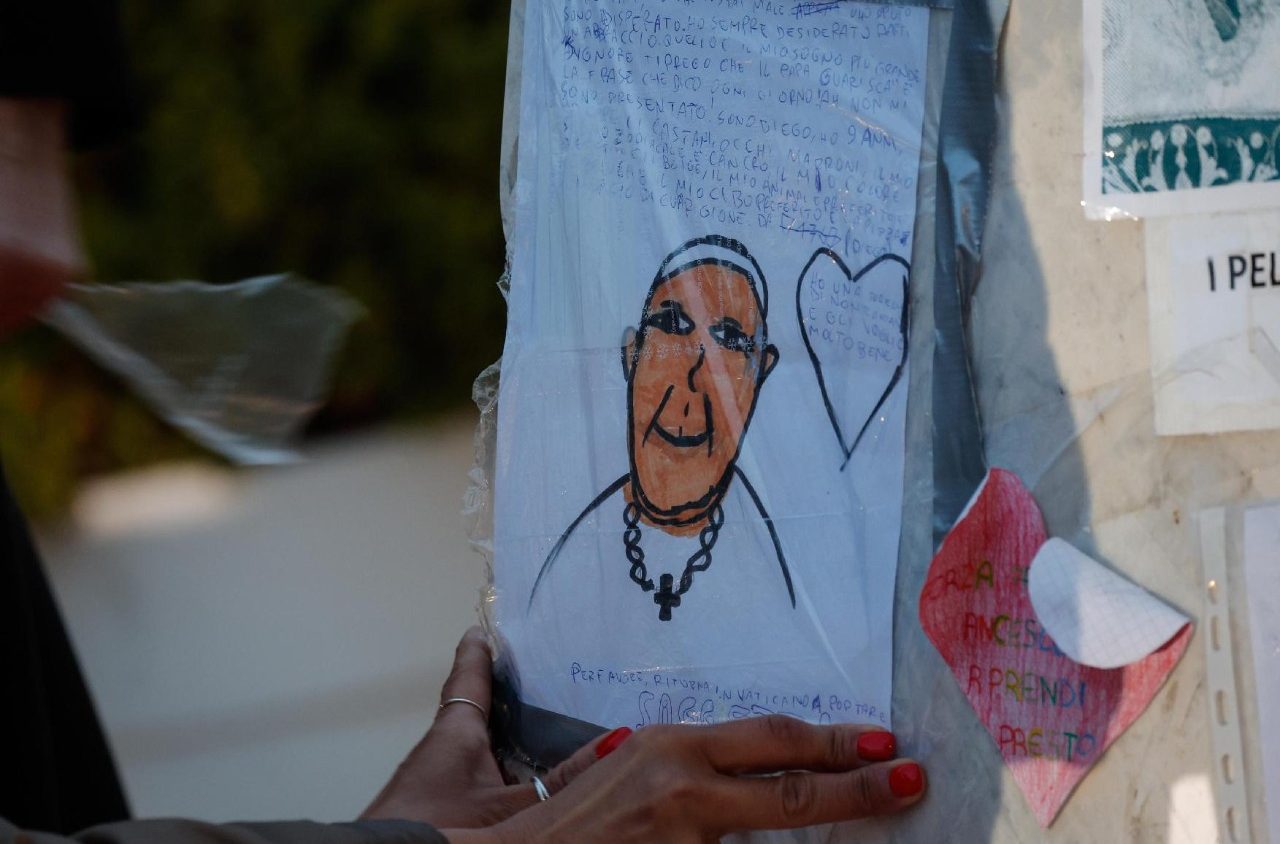 Dal 14 marzo il Rosario serale per il Papa torna in piazza San Pietro alle 19.30